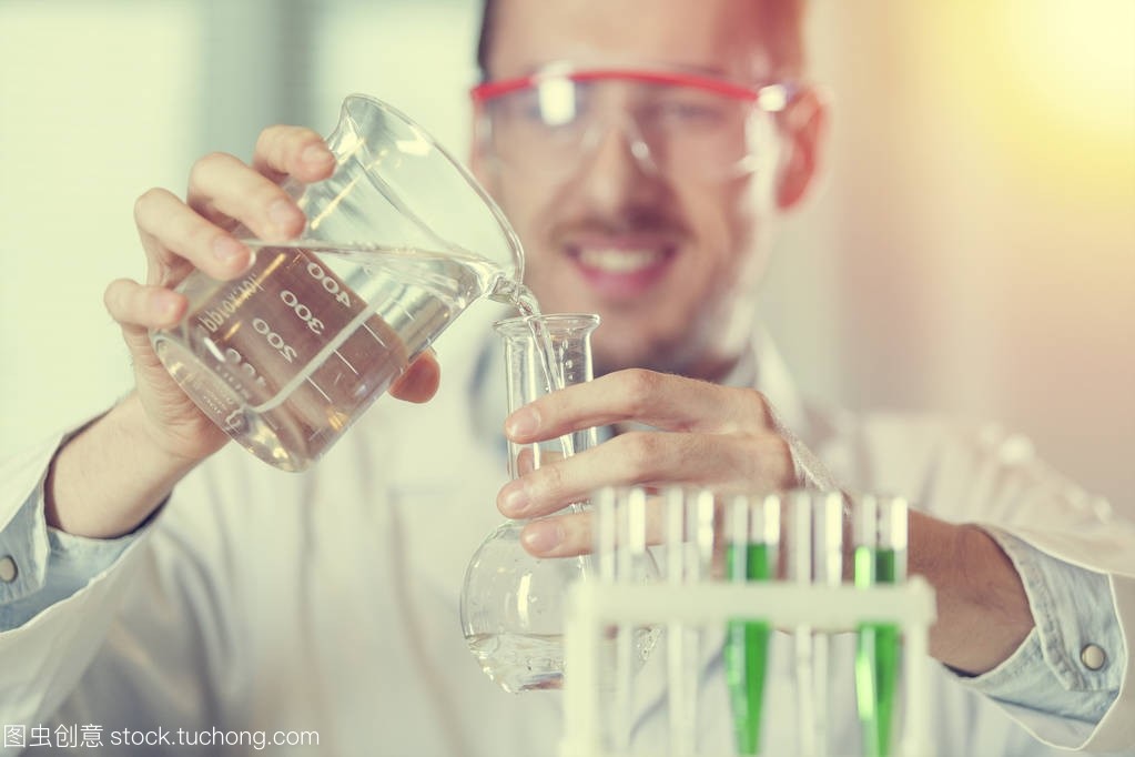 化学家与测量烧杯 精准检测的科学基石